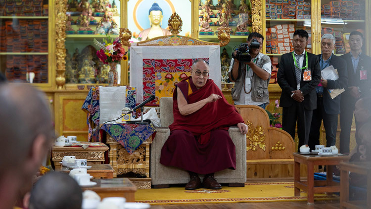 Thánh Đức Đạt Lai Lạt Ma nói chuyện trong buổi lễ cung nghinh khi Ngài quang lâm đến Leh, Ladakh, J & K, Ấn Độ vào 3 tháng 7, 2018. Ảnh của Tenzin Choejor