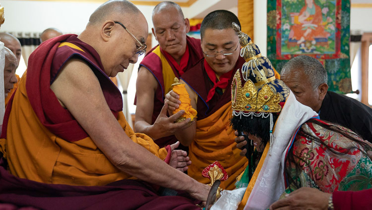Vị Hộ Thần Tiên Tri Dorje Yamakyong tỏ lòng tôn kính Thánh Đức Đạt Lai Lạt Ma trong buổi lễ cầu nguyện sáng sớm vào sinh nhật lần thứ 83 của Ngài tại nơi cư trú của Ngài ở Leh, Ladakh, J & K, Ấn Độ vào 6 tháng 7, 2018. Ảnh của Tenzin Choejor