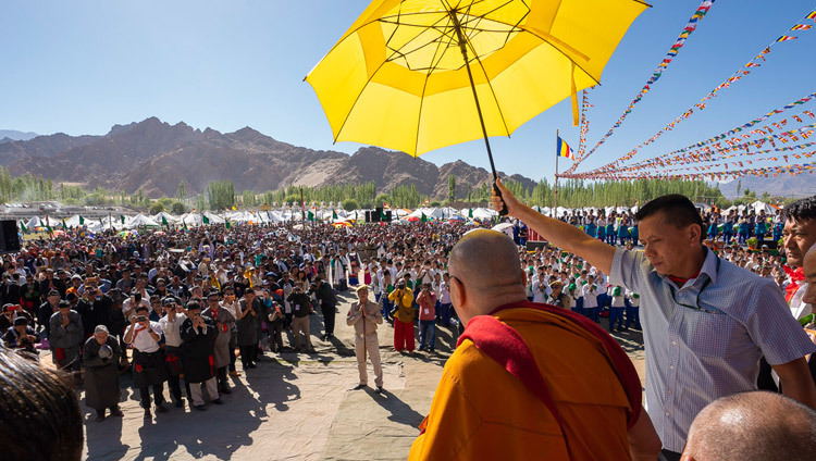 Thánh Đức Đạt Lai Lạt Ma chào mừng đám đông hơn 25.000 người khi Ngài đến sân bãi thuyết Pháp Shiwatsel để kỷ niệm sinh nhật lần thứ 83 của Ngài tại Leh, Ladakh, J & K, Ấn Độ vào 6 tháng 7, 2018. Ảnh của Tenzin Choejor