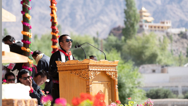 Chủ tịch Hội Phật giáo Ladakh - Tsewang Thinles khai mạc lễ kỷ niệm Sinh nhật lần thứ 83 của Thánh Đức Đạt Lai Lạt Ma tại sân bãi thuyết Pháp Shiwatsel ở Leh, Ladakh, J & K, Ấn Độ vào 6 tháng 7. 2018. Ảnh của Tenzin Choejor