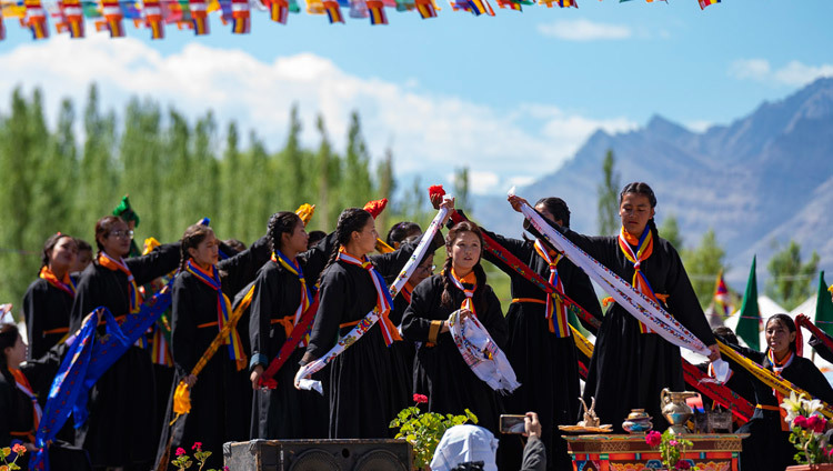 Các cô gái từ các trường của Ladakh biểu diễn trong lễ kỷ niệm Sinh nhật lần thứ 83 của Thánh Đức Đạt Lai Lạt Ma tại Leh, Ladakh, J & K, Ấn Độ vào 6 tháng 7, 2018. Ảnh của Tenzin Choejor