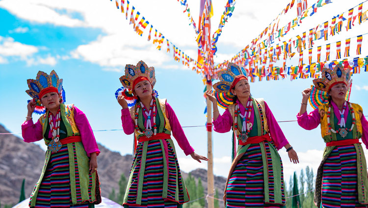 Một nhóm người Tây Tạng biểu diễn Lhamo Tây Tạng hoặc opera truyền thống trong lễ kỷ niệm Sinh nhật lần thứ 83 của Thánh Đức Đạt Lai Lạt Ma tại Leh, Ladakh, J & K, Ấn Độ vào 6 tháng 7, 2018. Ảnh của Tenzin Choejor
