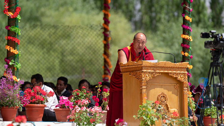 Thay mặt cho các Phật tử Mông Cổ, Woeser Rinpoche đã phát biểu tại lễ kỷ niệm Sinh nhật lần thứ 83 của Thánh Đức Đạt Lai Lạt Ma tại Leh, Ladakh, J & K, Ấn Độ vào 6 tháng 7, 2018. Ảnh của Tenzin Choejor