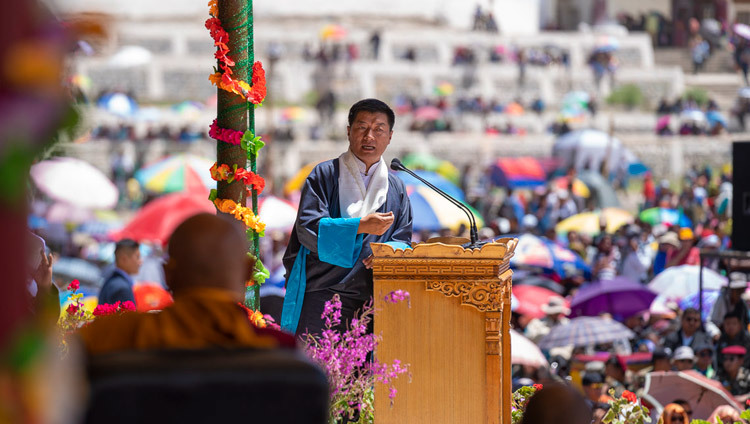 Chủ tịch Chính quyền Trung ương Tây tạng, Tiến sĩ Lobsang Sangay, phát biểu tại lễ kỷ niệm Sinh nhật lần thứ 83 của Thánh Đức Đạt Lai Lạt Ma tại Leh, Ladakh, J & K, Ấn Độ vào 6 tháng 7, 2018. Ảnh của Tenzin Choejor