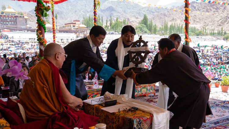 Cư dân Tây Tạng của Leh và Changthang kính tặng Thánh Đức Đạt Lai Lạt Ma một Bánh Xe Pháp Luân trong lễ kỷ niệm sinh nhật lần thứ 83 của Ngài tại Leh, Ladakh, J & K, Ấn Độ vào 6 tháng 7, 2018. Ảnh của Tenzin Choejor