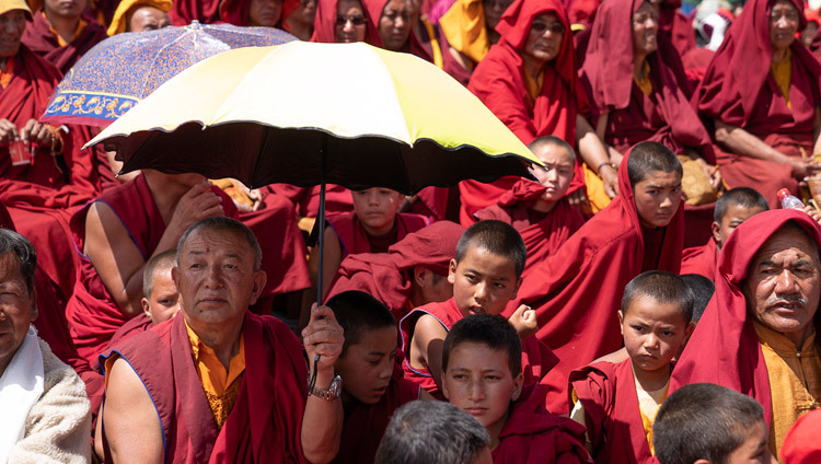 Các thành viên của đám đông hơn 25.000 người đang lắng nghe Thánh Đức Đạt Lai Lạt Ma nói chuyện trong lễ kỷ niệm sinh nhật lần thứ 83 của Ngài tại Leh, Ladakh, J & K, Ấn Độ vào 6 tháng 7, 2018. Ảnh của Tenzin Choejor