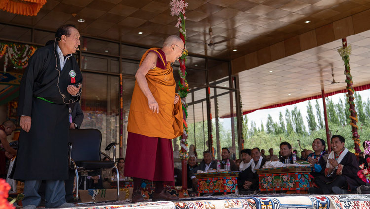 Thánh Đức Đạt Lai Lạt Ma trực tiếp nói chuyện với các vị khách mời trên khán đài trong lễ kỷ niệm sinh nhật lần thứ 83 của Ngài tại Leh, Ladakh, J & K, Ấn Độ vào 6 tháng 7, 2018. Ảnh của Tenzin Choejor