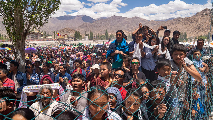 Các thành viên của đám đông đang xếp hàng bên đường với hy vọng có được một cái nhìn thoáng qua về Thánh Đức Đạt Lai Lạt Ma khi Ngài trở về nơi cư trú của mình vào lúc kết thúc lễ kỷ niệm sinh nhật lần thứ 83 của Ngài ở Leh, Ladakh, J & K, Ấn Độ vào 6 tháng 7, 2018. Ảnh của Tenzin Choejor