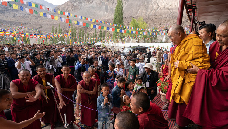 Thánh Đức Đạt Lai Lạt Ma đến nơi giảng dạy tại Diskit ở Thung lũng Nubra, J & K, Ấn Độ vào 13 tháng 7, 2018. Ảnh của Tenzin Choejor