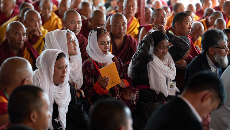 Các thành viên của khán giả lắng nghe Thánh Đức Đạt Lai Lạt Ma trong suốt thời gian Ngài giảng dạy tại Diskit, Thung lũng Nubra, J & K, Ấn Độ vào 13 tháng 7, 2018. Ảnh của Tenzin Choejor