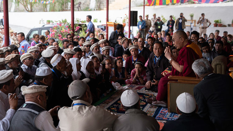 Thánh Đức Đạt Lai Lạt Ma nói chuyện với các thành viên của cộng đồng Hồi giáo Turtuk, Bogdang và Nubra ở Diskit, Thung lũng Nubra, J & K, Ấn Độ vào 13 tháng 7, 2018. Ảnh của Tenzin Choejor
