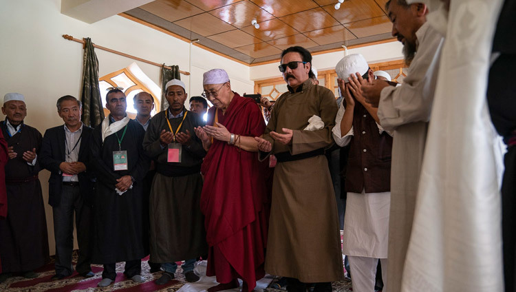 Thánh Đức Đạt Lai Lạt Ma tham gia cầu nguyện tại Nhà thờ Hồi giáo Jamait ở Diskit, Thung lũng Nubra, J & K, Ấn Độ ngày 13 tháng 7, 2018. Ảnh của Tenzin Choejor