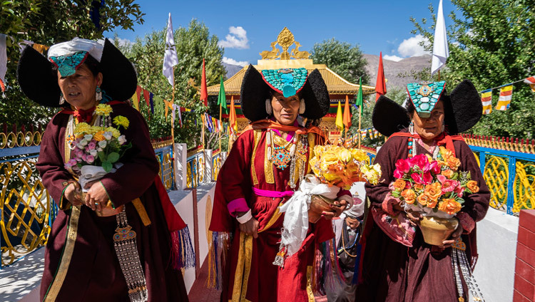 Phụ nữ địa phương trong trang phục truyền thống Ladakh cung đợi Thánh Đức Đạt Lai Lạt Ma đến Tu viện Samstanling ở Sumur, Ladakh, J & K, Ấn Độ vào 14 tháng 7, 2018. Ảnh của Tenzin Choejor