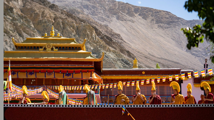 Chư Tăng sử dụng nhạc cụ truyền thống cung đón Thánh Đức Đạt Lai Lạt Ma đến Tu viện Samstanling ở Sumur, Ladakh, J & K, Ấn Độ vào 14 tháng 7, 2018. Ảnh của Tenzin Choejor