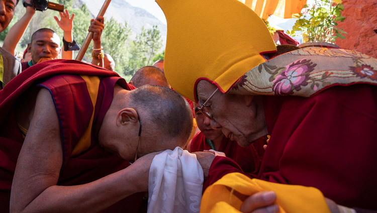 Gaden Trisur Rizong Rinpoche cung chào Thánh Đức Đạt Lai Lạt Ma khi Ngài quang lâm đến Tu viện Samstangling ở Sumur, Ladakh, J & K, Ấn Độ ngày 14 tháng 7, 2018. Ảnh của Tenzin Choejor