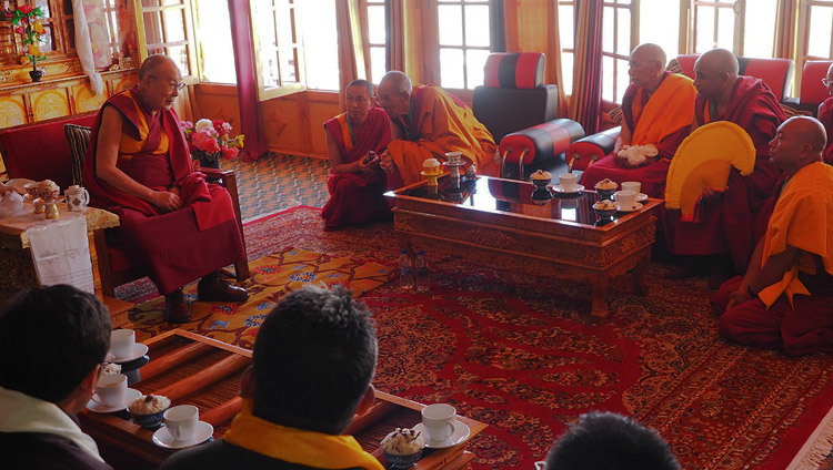 Thánh Đức Đạt Lai Lạt Ma nói chuyện với Gaden Trisur Rizong Rinpoche, Chư Tăng trưởng thượng, và các chức sắc đặc biệt trong buổi lễ chào mừng khi Ngài quang lâm đến Tu viện Samstangling ở Sumur, Ladakh, J & K, Ấn Độ vào 14 tháng 7, 2018. Ảnh của Jeremy Russell