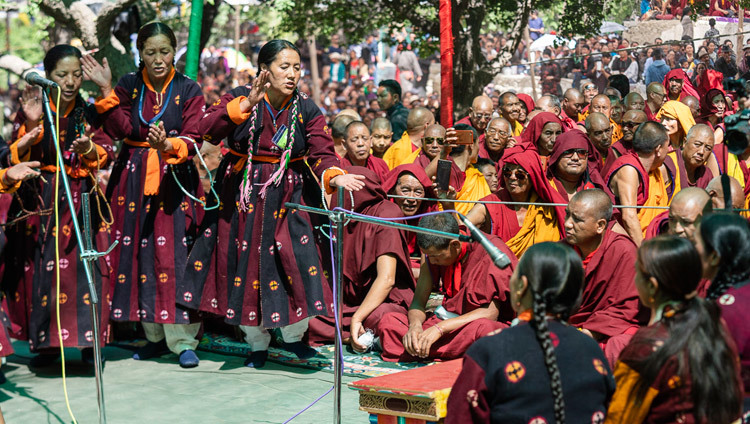 Các thành viên nhóm nghiên cứu của Cư Sĩ tại Tiggur thể hiện cuộc tranh luận triết học Phật giáo trong lễ khai mạc cuộc Đại tranh luận mùa Hè tại Tu viện Samstanling ở Sumur, Ladakh, J & K, Ấn Độ ngày 15 tháng 7, 2018. Ảnh của Tenzin Choejor