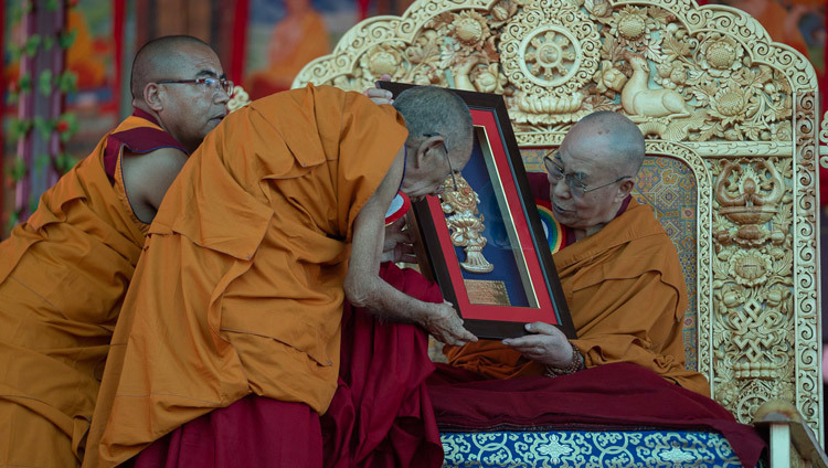 Ganden Trisur, Rizong Rinpoche, dâng tặng Thánh Đức Đạt Lai Lạt Ma một vật lưu niệm của lễ khai mạc cuộc Đại tranh luận mùa Hè tại Tu viện Samstanling ở Sumur, Ladakh, J & K, Ấn Độ ngày 15 tháng 7, 2018. Ảnh của Tenzin Choejor