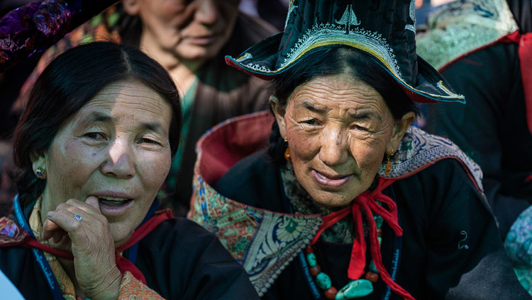 Các thành viên của khán giả lắng nghe Thánh Đức Đạt Lai Lạt Ma trong lễ khai mạc cuộc Đại tranh luận mùa Hè tại Tu viện Samstanling ở Sumur, Ladakh, J & K, Ấn Độ vào 15 tháng 7, 2018. Ảnh của Tenzin Choejor