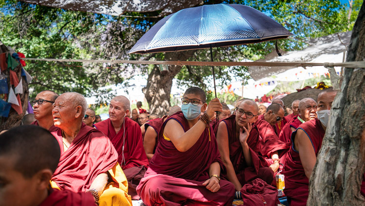 Các thành viên của khán giả lắng nghe Thánh Đức Đạt Lai Lạt Ma trong lễ khai mạc cuộc Đại tranh luận mùa Hè tại Tu viện Samstanling ở Sumur, Ladakh, J & K, Ấn Độ vào 15 tháng 7, 2018. Ảnh của Tenzin Choejor