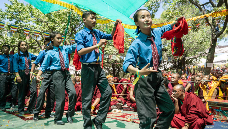 Trẻ em từ trường Lamdon hát và nhảy múa khi lễ khai mạc cuộc Đại tranh luận mùa Hè kết thúc tại Tu viện Samstanling ở Sumur, Ladakh, J & K, Ấn Độ vào 15 tháng 7, 2018. Ảnh của Tenzin Choejor