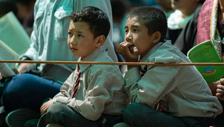 Các học sinh trẻ lắng nghe Thánh Đức Đạt Lai Lạt Ma giảng dạy tại Tu viện Samstanling ở Sumur, Thung lũng Nubra, Ladakh, J & K, Ấn Độ vào 16 tháng 7, 2018. Ảnh của Tenzin Choejor