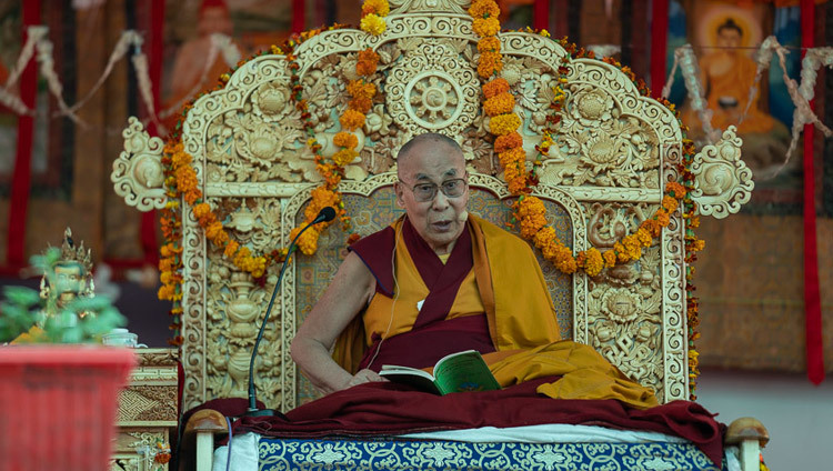 Thánh Đức Đạt Lai Lạt Ma giải thích về “Ba Cốt Tuỷ của Đạo Lộ” của Je Tsongkhapa trong lúc giảng dạy tại Tu viện Samstanling ở Sumur, Thung lũng Nubra, Ladakh, J & K, Ấn Độ ngày 16 tháng 7, 2018. Ảnh của Tenzin Choejor