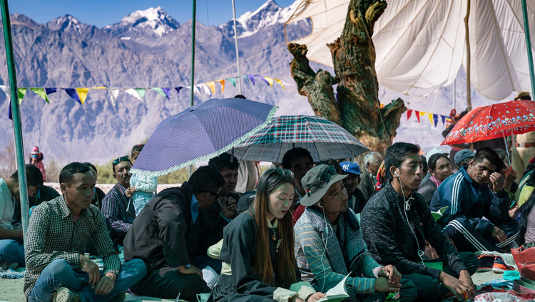 Các dãy núi vươn lên từ Thung lũng Nubra ở phía sau, khi các thành viên của khán giả đang lắng nghe Thánh Đức Đạt Lai lạt Ma giảng dạy tại Tu viện Samstanling ở Sumur, Thung lũng Nubra, Ladakh, J & K, Ấn Độ ngày 16 tháng 7, 2018. Ảnh của Tenzin Choejor