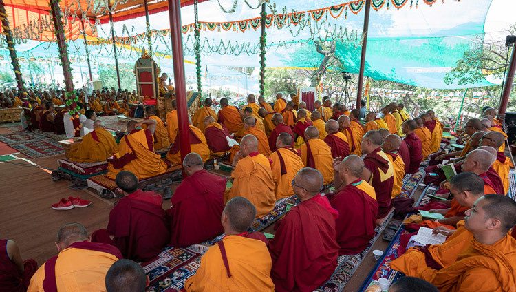 Một góc nhìn từ phía sau khán đài trong lúc Thánh Đức Đạt Lai Lạt Ma đang giảng dạy tại sân bãi thuyết pháp của Tu viện Samstanling ở Sumur, Thung lũng Nubra, Ladakh, J & K, Ấn Độ vào 16 tháng 7, 2018. Ảnh của Tenzin Choejor
