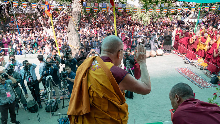 Thánh Đức Đạt Lai Lạt Ma vẫy tay chào đám đông khi Ngài quang lâm đến giảng đường tại Tu viện Samstanling Sumur, Ladakh, J & K, Ấn Độ vào 17 tháng 7, 2018. Ảnh của Tenzin Choejor