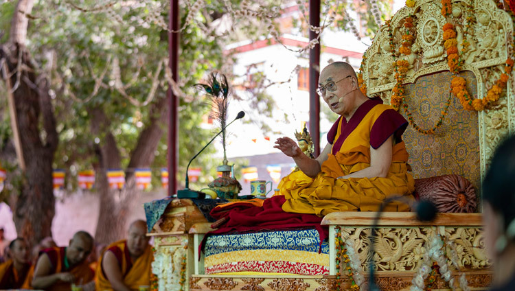 Thánh Đức Đạt Lai Lạt Ma nói chuyện với hội chúng tại sân bãi thuyết pháp của Tu viện Samstanling Sumur, Ladakh, J & K, Ấn Độ vào 17 tháng 7 năm 2018. Ảnh của Tenzin Choejor