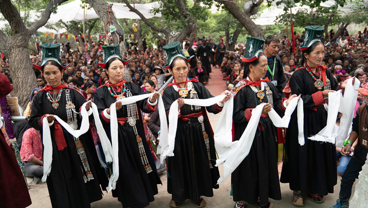 Những phụ nữ địa phương mặc trang phục truyền thống biểu diễn trong lễ Quán đảnh Trường thọ tại khu giảng dạy của Tu viện Samstanling ở Sumur, Ladakh, J & K, Ấn Độ vào 17 tháng 7, 2018. Ảnh của Tenzin Choejor