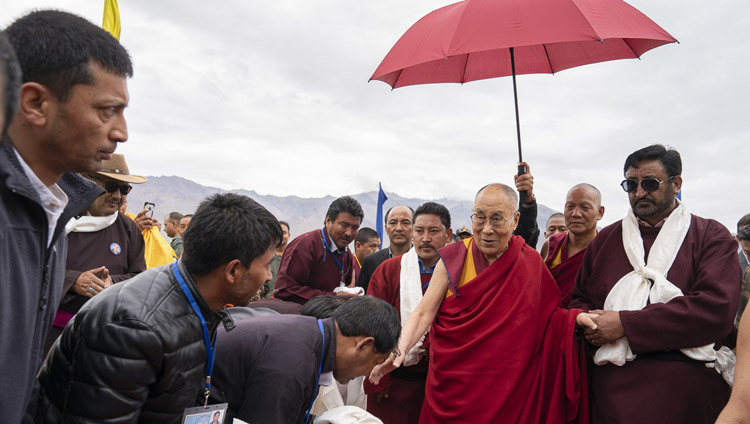 Thánh Đức Đạt Lai Lạt Ma được hộ tống đến xe của mình khi đến tại sân bay trực thăng ở Padum, Zanskar, J & K, Ấn Độ vào 21 tháng 7, 2018. Ảnh của Tenzin Choejor