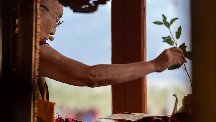 Thánh Đức Đạt Lai Lạt Ma thực hiện các nghi lễ chuẩn bị cho quán đảnh Quan Thế Âm ở Padum, Zanskar, J & K, Ấn Độ vào 23 tháng 7, 2018. Ảnh của Tenzin Choejor