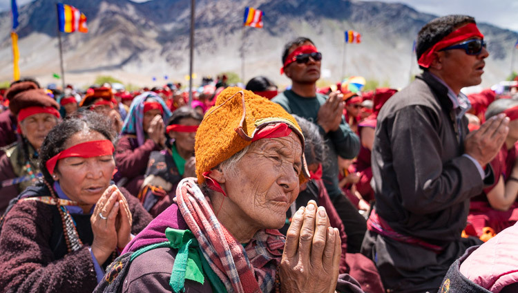 Các thành viên của khán giả đeo băng nghi lễ lắng nghe Thánh Đức Đạt Lai Lạt Ma trong lễ truyền quán đảnh Quán Thế Âm ở Padum, Zanskar, J & K, Ấn Độ vào 23 tháng 7, 2018. Ảnh của Tenzin Choejor