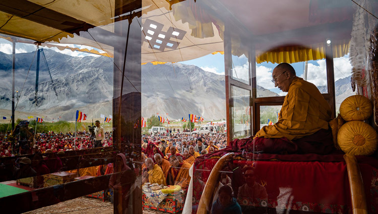 Quang cảnh của lều vải thuyết Pháp trong lễ quán đảnh Quán Thế Âm được Thánh Đức Đạt Lai Lạt Ma ban truyền tại Padum, Zanskar, J & K, Ấn Độ vào 23 tháng 7, 2018. Ảnh của Tenzin Choejor