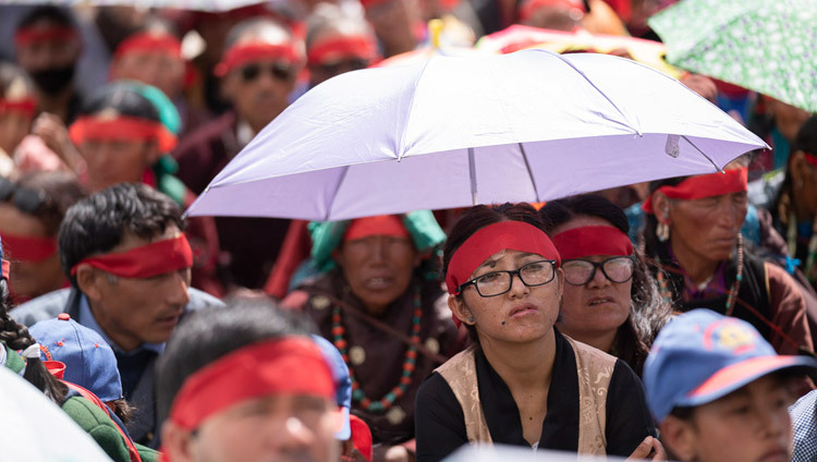 Một số thành viên của khán giả sử dụng ô để bảo vệ chống lại ánh nắng mặt trời trong lễ quán đảnh Quán Thế Âm do Thánh Đức Đạt Lai Lạt Ma ban truyền tại Padum, Zanskar, J & K, Ấn Độ vào 23 tháng 7, 2018. Ảnh của Tenzin Choejor
