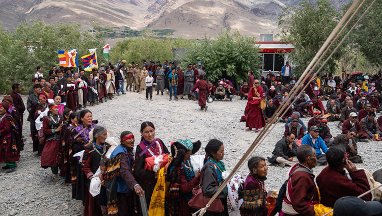 Cư dân của Zanskar xếp hàng với các lễ vật cúng dường trong lễ Cầu Trường Thọ dâng lên Thánh Đức Đạt Lai Lạt Ma ở Padum, Zanskar, J & K, Ấn Độ vào 23 tháng 7, 2018. Ảnh của Tenzin Choejor