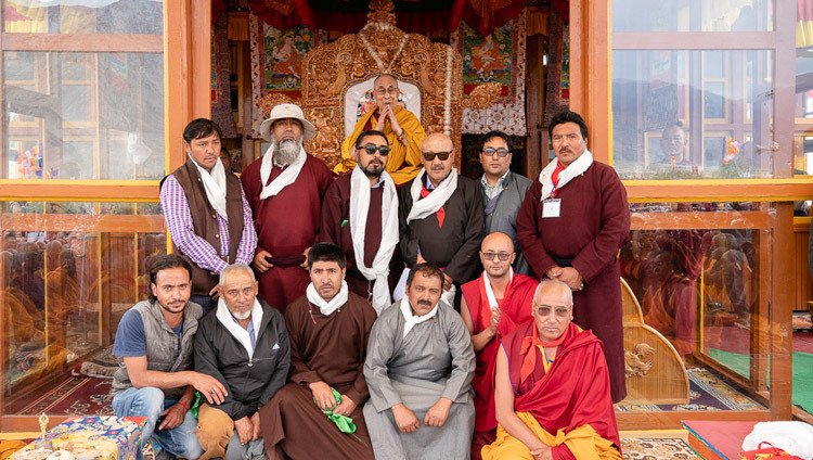 Đại diện của các cộng đồng địa phương chụp ảnh nhóm với Thánh Đức Đạt Lai Lạt Ma ở Padum, Zanskar, J & K, Ấn Độ vào 23 tháng 7, 2018. Ảnh của Tenzin Choejor