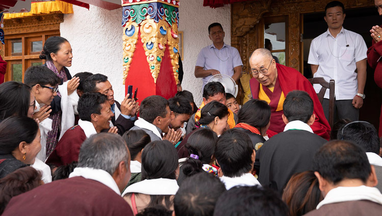 Thánh Đức Đạt Lai Lạt Ma nói chuyện với các cựu học sinh trường làng Tây Tạng tại nơi cư trú của Ngài ở Padum, Zanskar, J & K, Ấn Độ vào 24 tháng 7, 2018. Ảnh của Tenzin Choejor