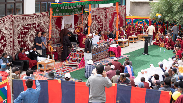 Thánh Đức Đạt Lai Lạt Ma nói chuyện tại Trường Công Lập Mẫu ở Padum theo lời mời của Anjumane Moen-ul-Islam ở Padum, Zanskar, J & K, Ấn Độ vào 24 tháng 7, 2018. Ảnh của Tenzin Choejor