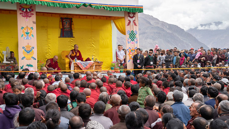 Thánh Đức Đạt Lai Lạt Ma nói chuyện với đám đông tại cơ sở y tế mới được gọi là Men-Tsee-Khang ở Padum, Zanskar, J & K, Ấn Độ vào 24 tháng 7, 2018. Ảnh của Tenzin Choejor