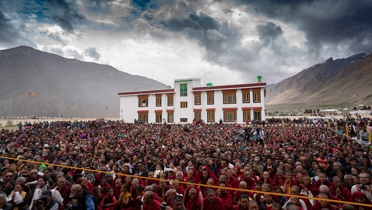 Hàng ngàn người dân địa phương lắng nghe Thánh Đức Đạt Lai Lạt Ma nói chuyện tại cơ sở y tế mới được gọi là Men-Tsee-Khang ở Padum, Zanskar, J & K, Ấn Độ vào 24 tháng 7, 2018. Ảnh của Tenzin Choejor