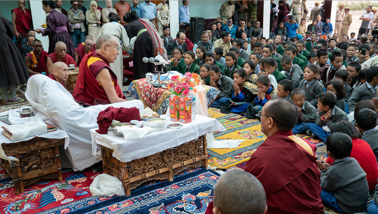 Thánh Đức Đạt Lai Lạt Ma nói chuyện với các học sinh tại trường Mẫu Lamdon ở Padum, Zanskar, J & K, Ấn Độ vào 24 tháng 7, 2018. Ảnh của Tenzin Choejor