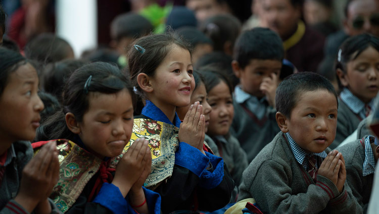 Học sinh đọc bài ‘Xưng tán Đức Văn Thù' với Thánh Đức Đạt Lai Lạt Ma trong chuyến viếng thăm Trường Mẫu Lamdon ở Padum, Zanskar, J & K, Ấn Độ vào 24 tháng 7, 2018. Ảnh của Tenzin Choejor