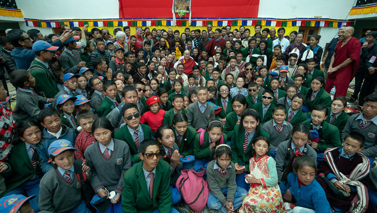 Thánh Đức Đạt Lai Lạt Ma chụp ảnh nhóm với các sinh viên và nhân viên vào cuối buổi nói chuyện của Ngài tại trường Mẫu Lamdon ở Padum, Zanskar, J & K, Ấn Độ vào 24 tháng 7, 2018. Ảnh của Tenzin Choejor