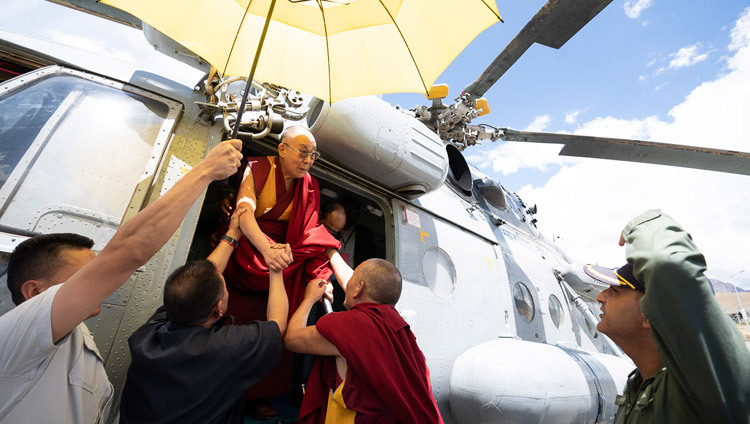 Thánh Đức Đạt Lai Lạt Ma quang lâm đến bằng trực thăng tại Kargil, Ladakh, J & K, Ấn Độ vào 25 tháng 7, 2018. Ảnh của Tenzin Choejor