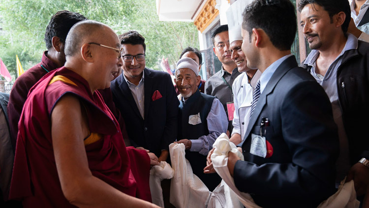 Thánh Đức Đạt Lai Lạt Ma cảm ơn nhân viên tại khách sạn của mình sau bữa cơm trưa vào ngày đầu tiên ở Kargil, Ladakh, J & K, Ấn Độ vào 25 tháng 7, 2018. Ảnh của Tenzin Choejor