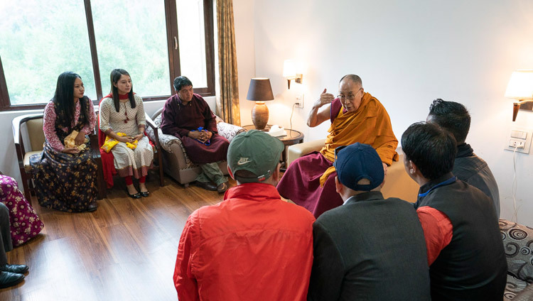 Thánh Đức Đạt Lai Lạt Ma nói chuyện với các thành viên của giới truyền thông tại khách sạn của Ngài ở Kargil, Ladakh, J & K, Ấn Độ vào 26 tháng 7, 2018. Ảnh của Tenzin Choejor