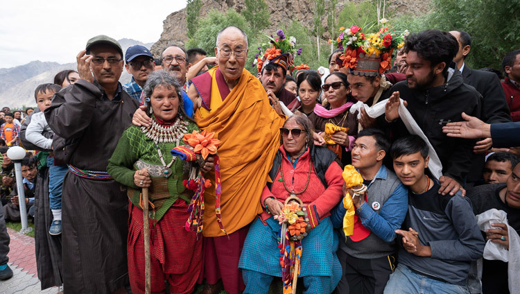 Thánh Đức Đạt Lai Lạt Ma cùng các Phật tử từ Kargil, Ladakh, J & K, Ấn Độ vào 26 tháng 7, 2018. Ảnh của Tenzin Choejor